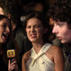 Millie Bobby Brown (centro) durante una entrevista de promoción de Stranger Things 2. Foto: AP